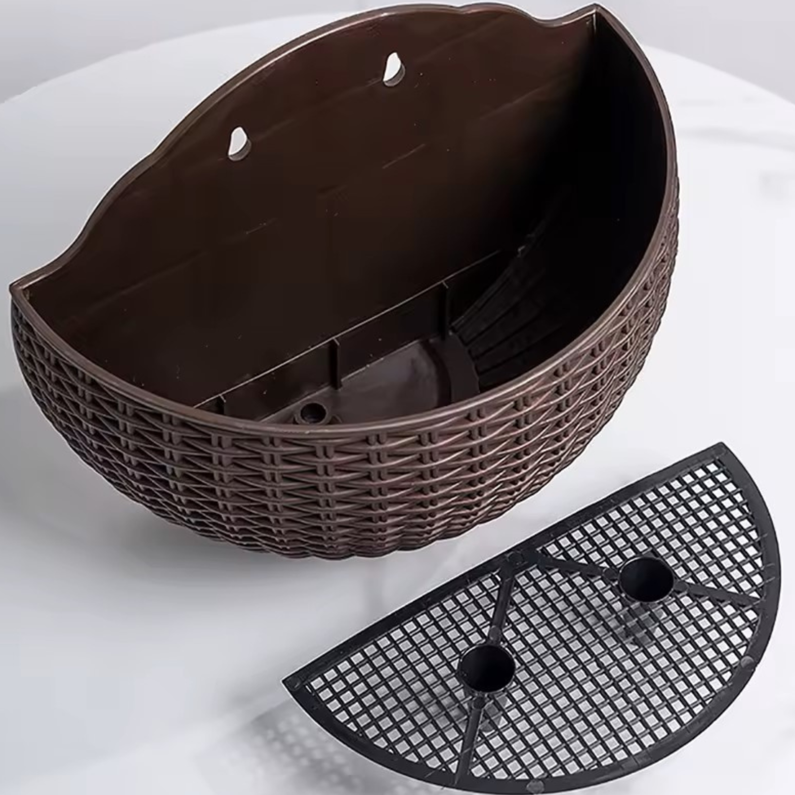 doniczka wiszaca rattan brazowa simplo w ogrodzie na plocie