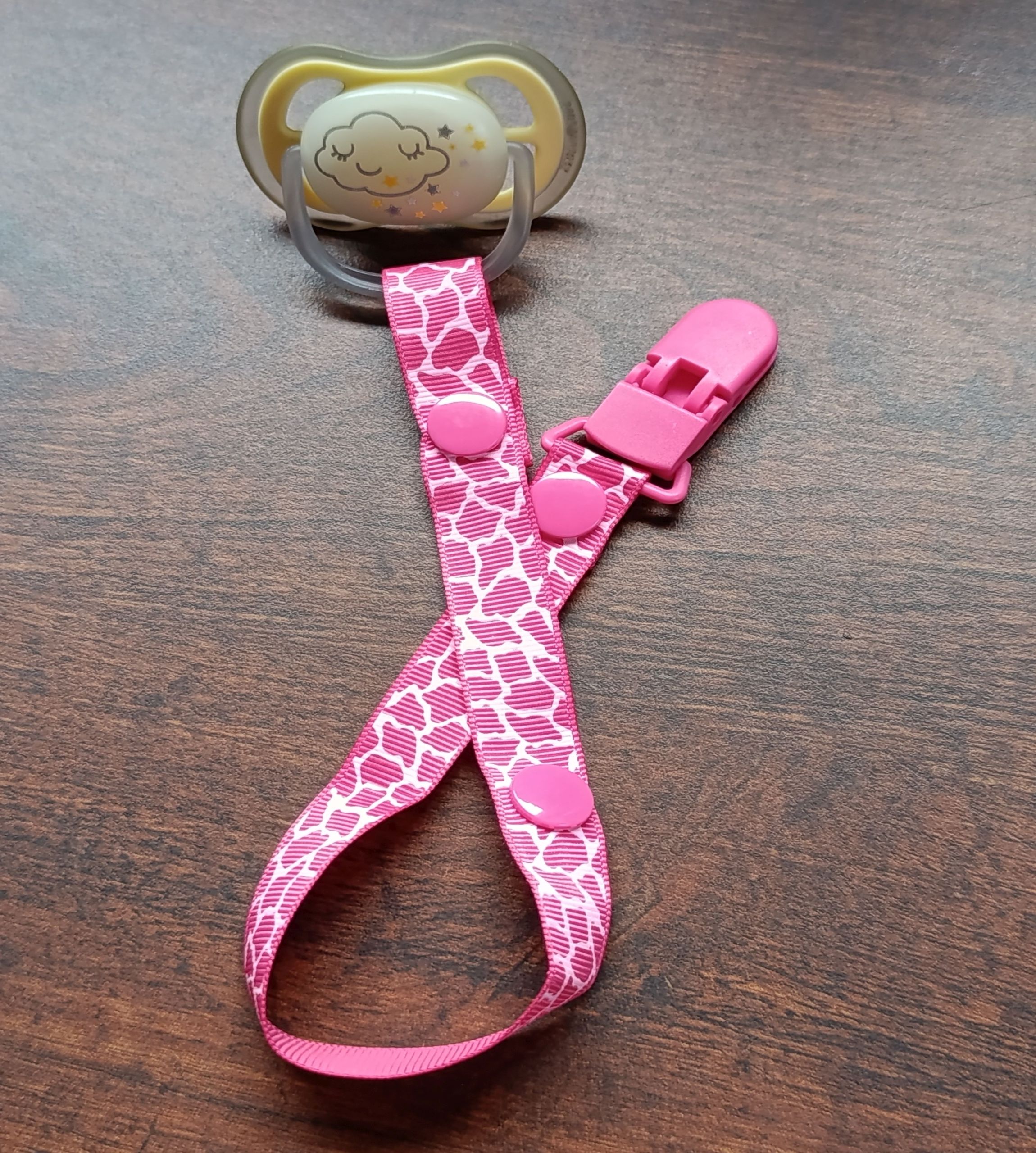 zawieszka do smoczka żyrafa uniwersalna pasuje do większości smoczków z uchwytem