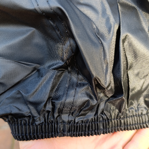 pokrowiec na motor rower skuter wodoodporny czarny simplo na motocyklu z boku