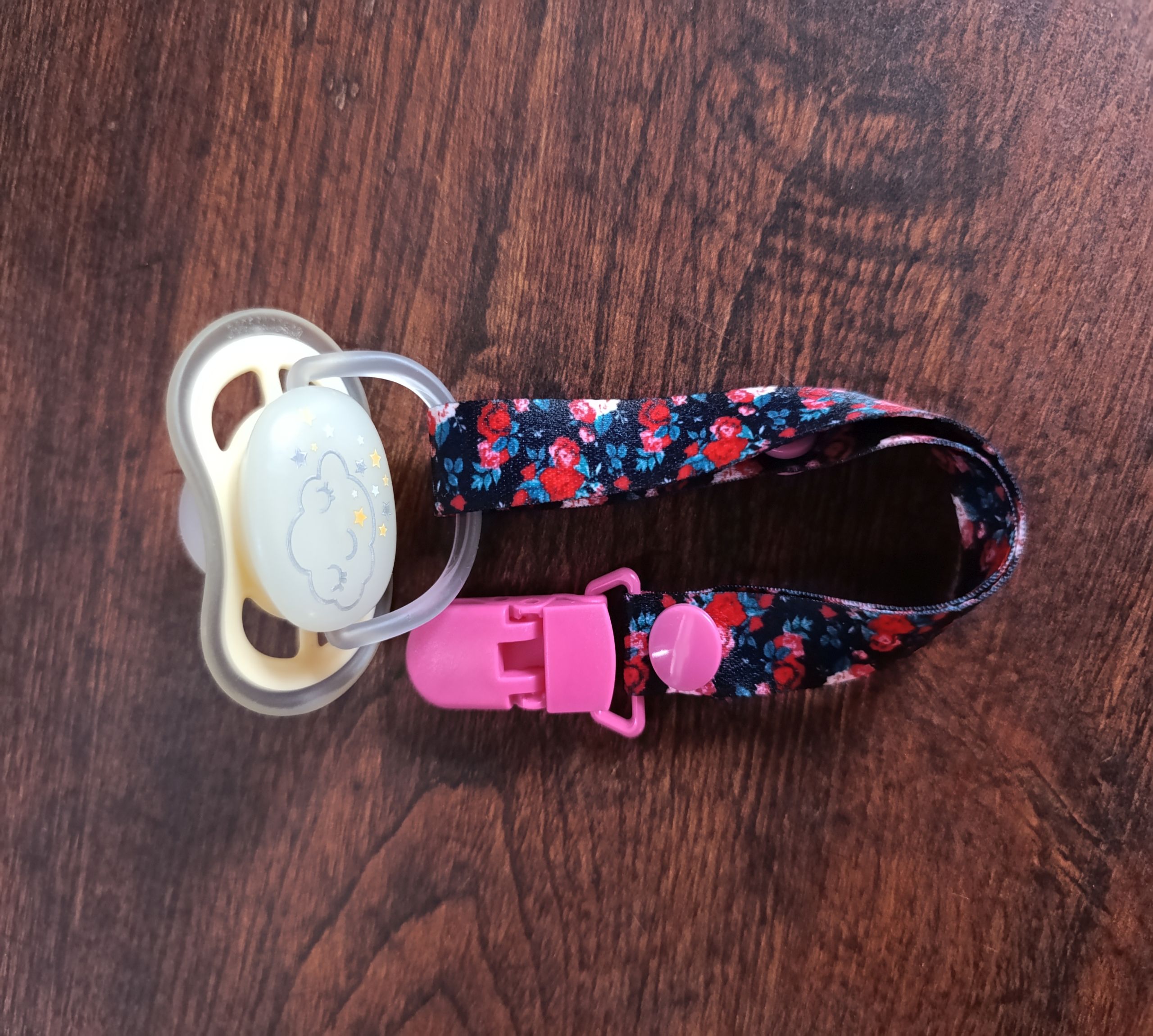 przypinka do smoczka róże na ciemnym tle regulacja długości napy