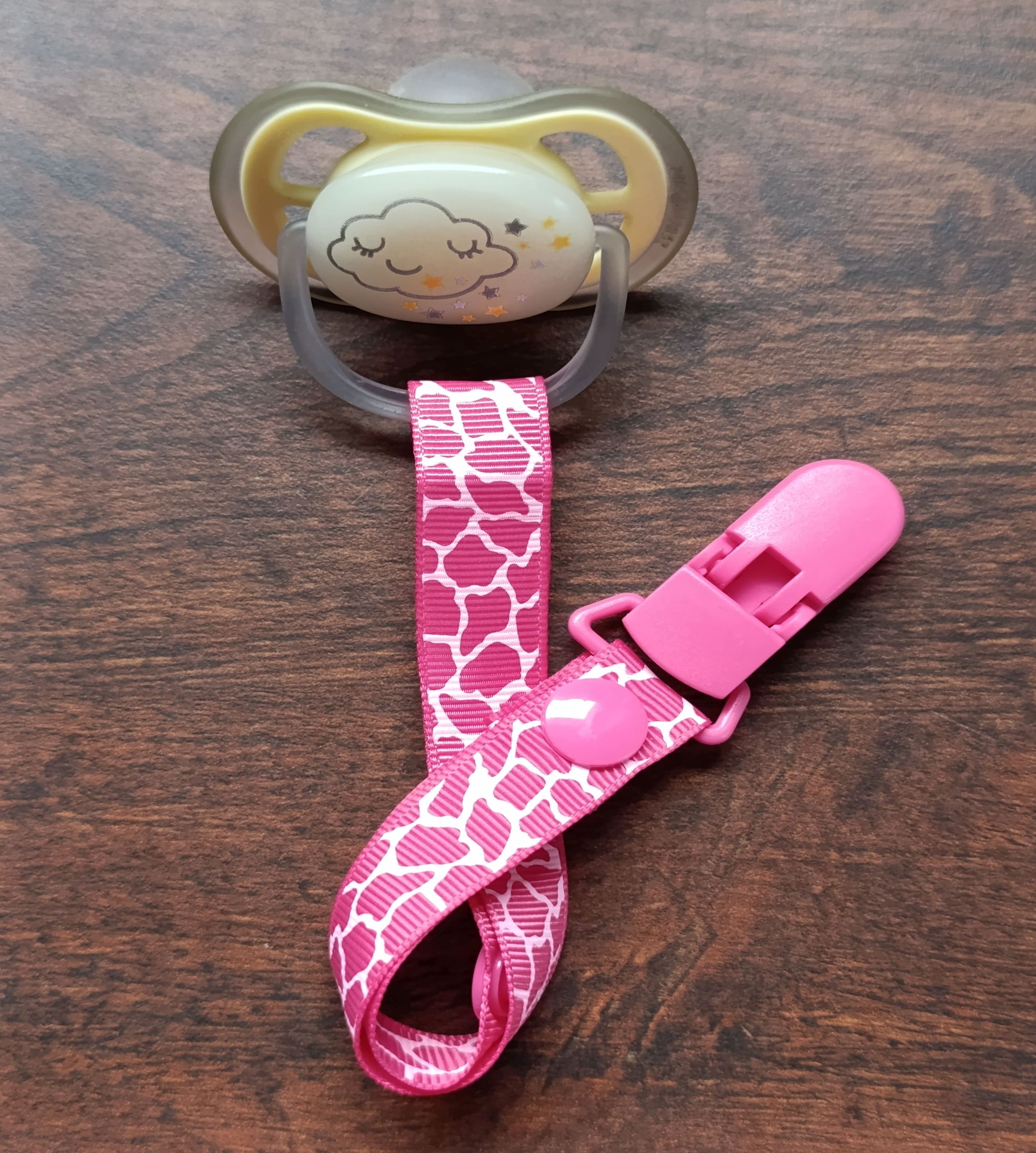 przypinka do smoczka różowa żyrafa regulacja długości trzy poziomy napy