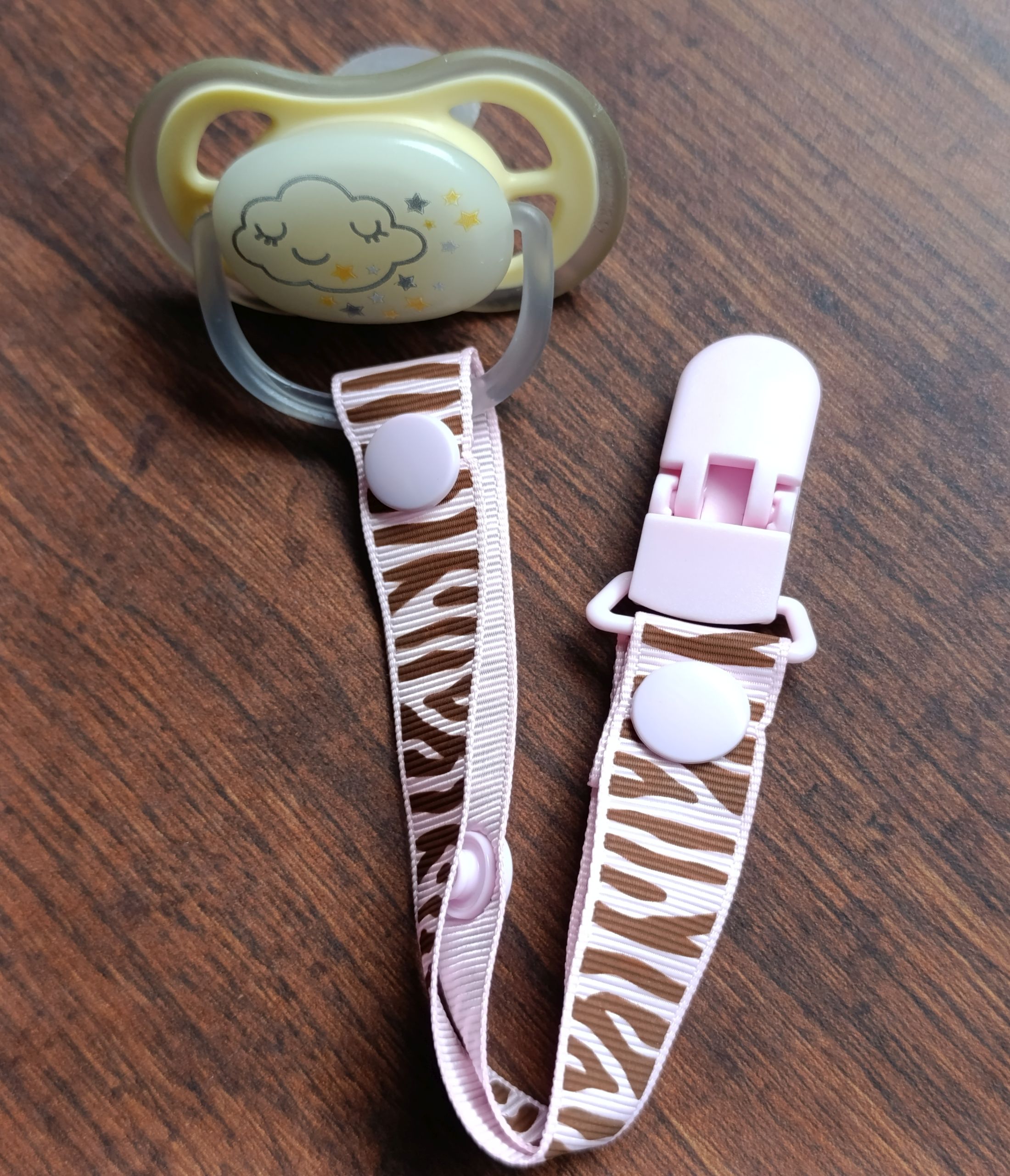 zawieszka do smoczka simplo różowa zebra dla dziewczynki estetyczny zwierzęcy print