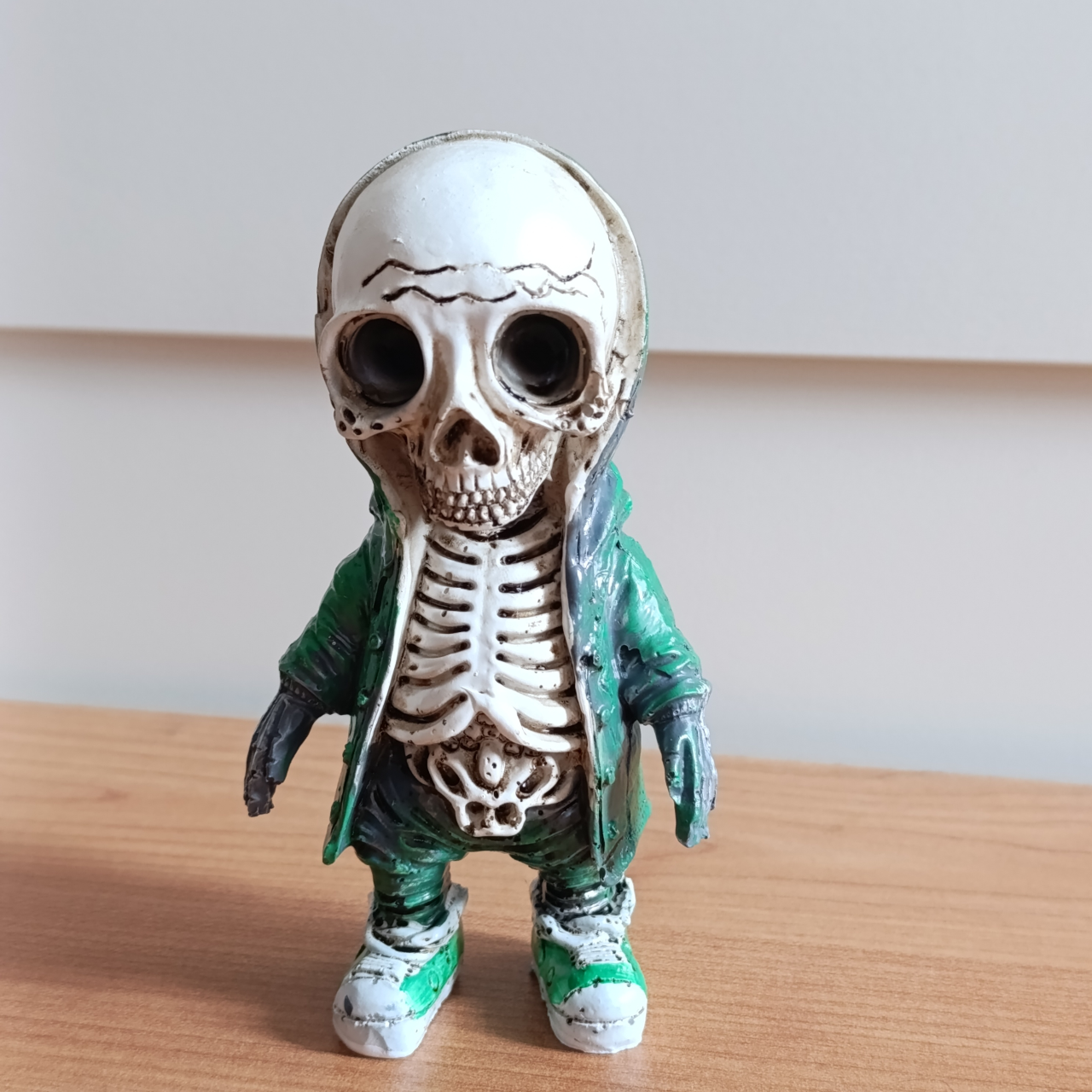 figurka szkielet halloween detal kurtki zielonej połysk