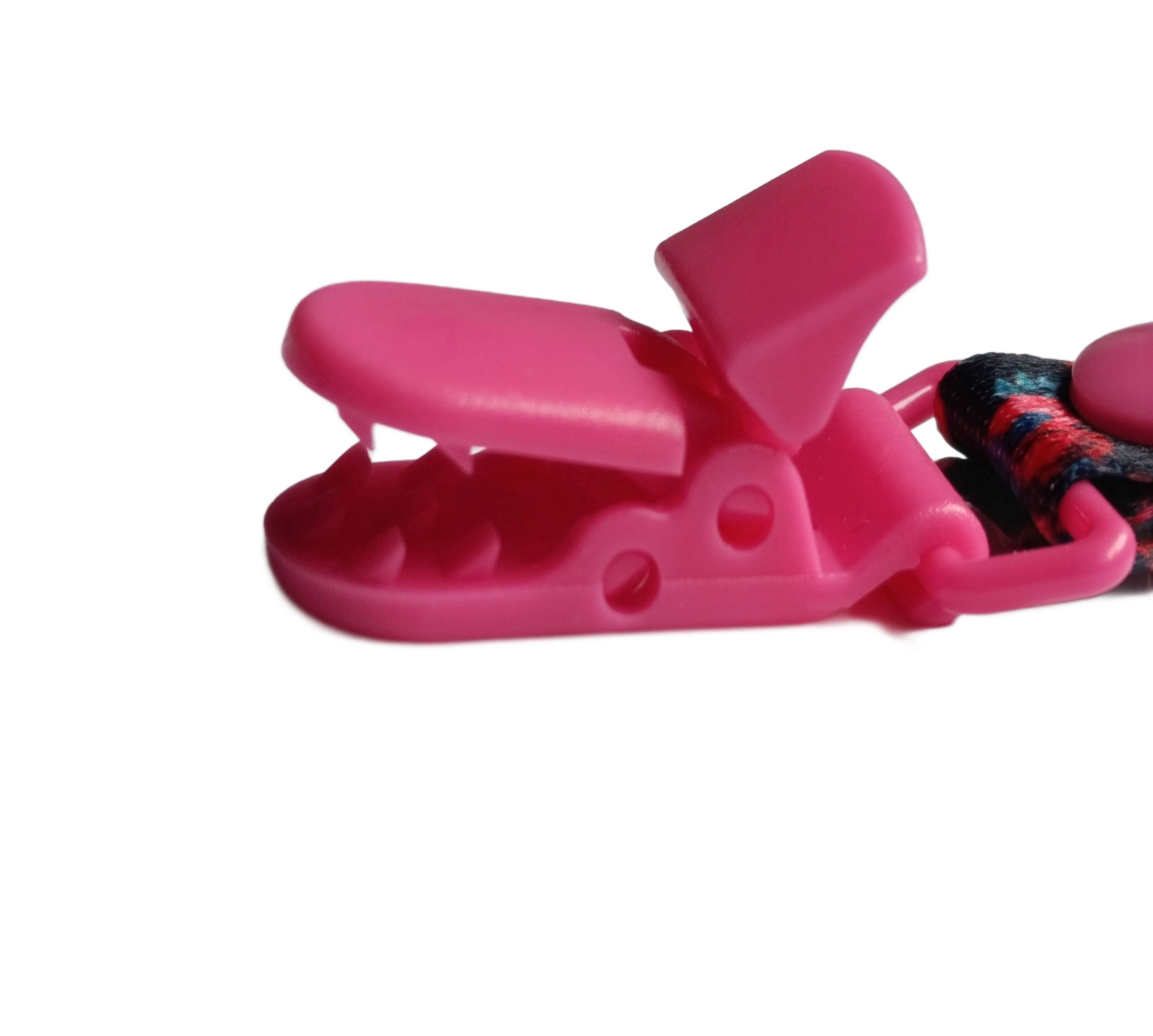 zawieszka do smoczka róże na ciemnym tle estetyczne wykończenie