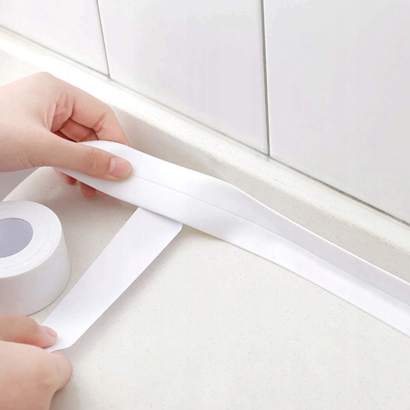 silikonowa tasma uszczelniajaca simplo przy kabinie prysznicowej kafelkach