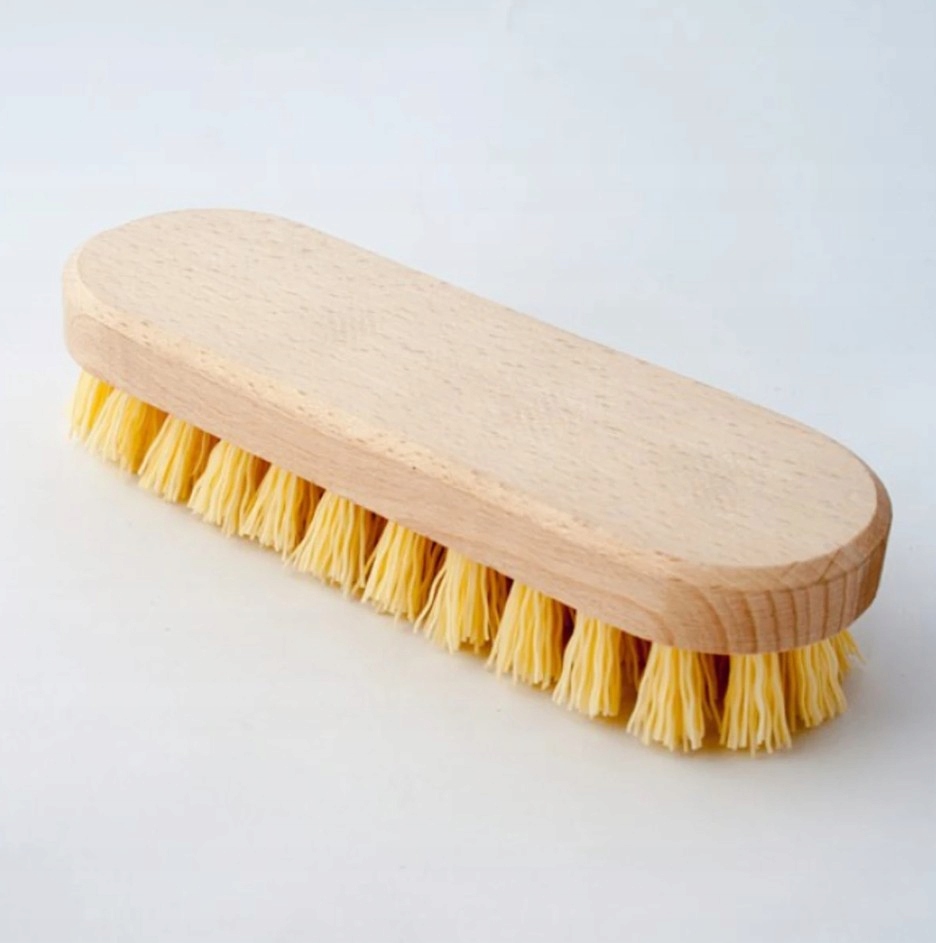 szczotka-drewniana-bukowa-oprawa-trwala-konstrukcja-komfort-uzytkowania-zolte-geste-wlosie