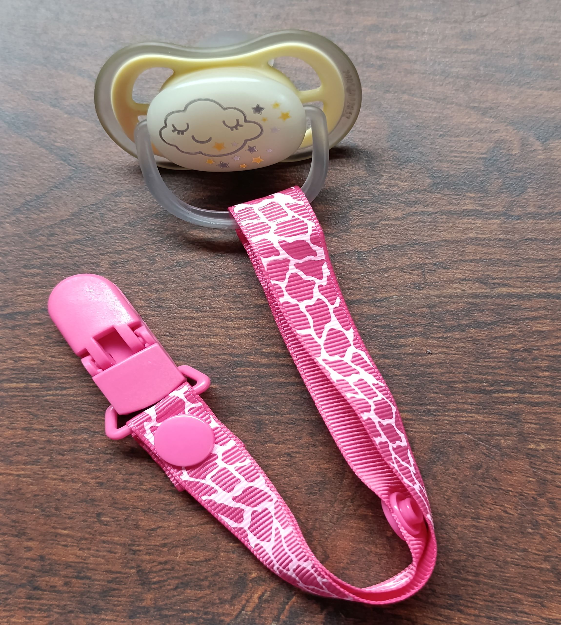 zawieszka do smoczka żyrafa klips krokodylek delikatny dla tkanin