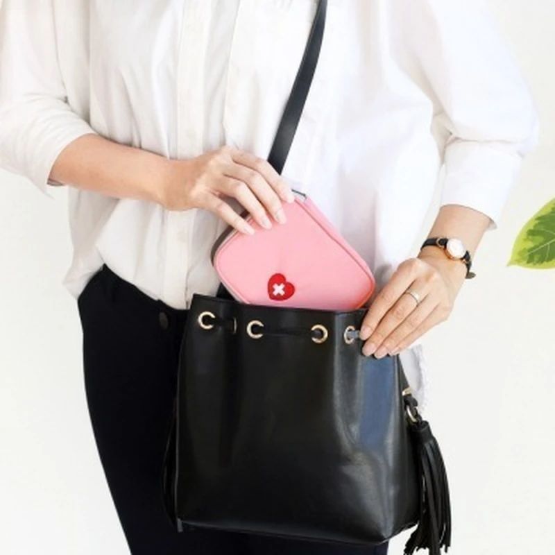 Mini apteczka różowa – widok z góry po otwarciu