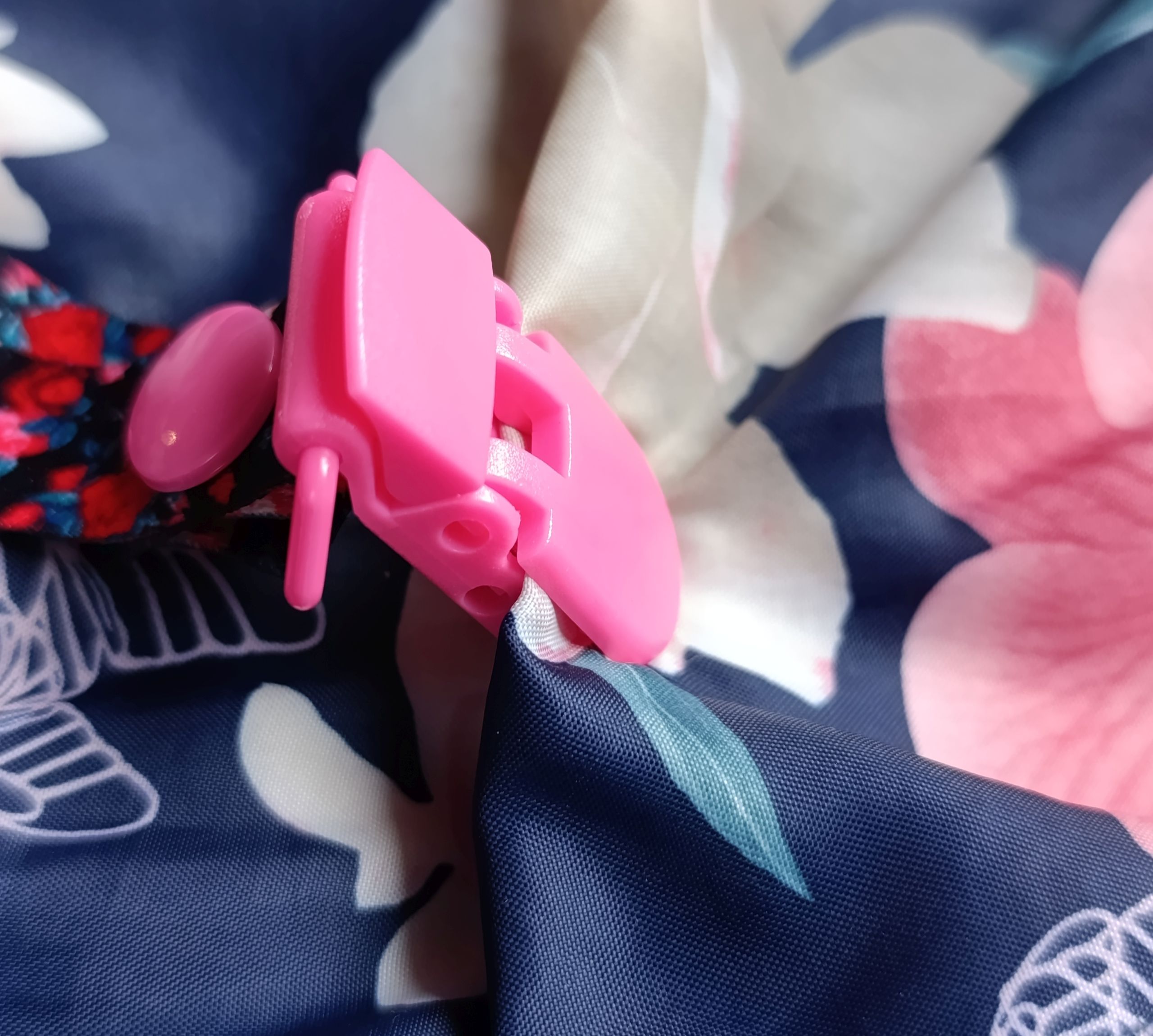 przypinka do smoczka kwiaty prezentacja przy wózku