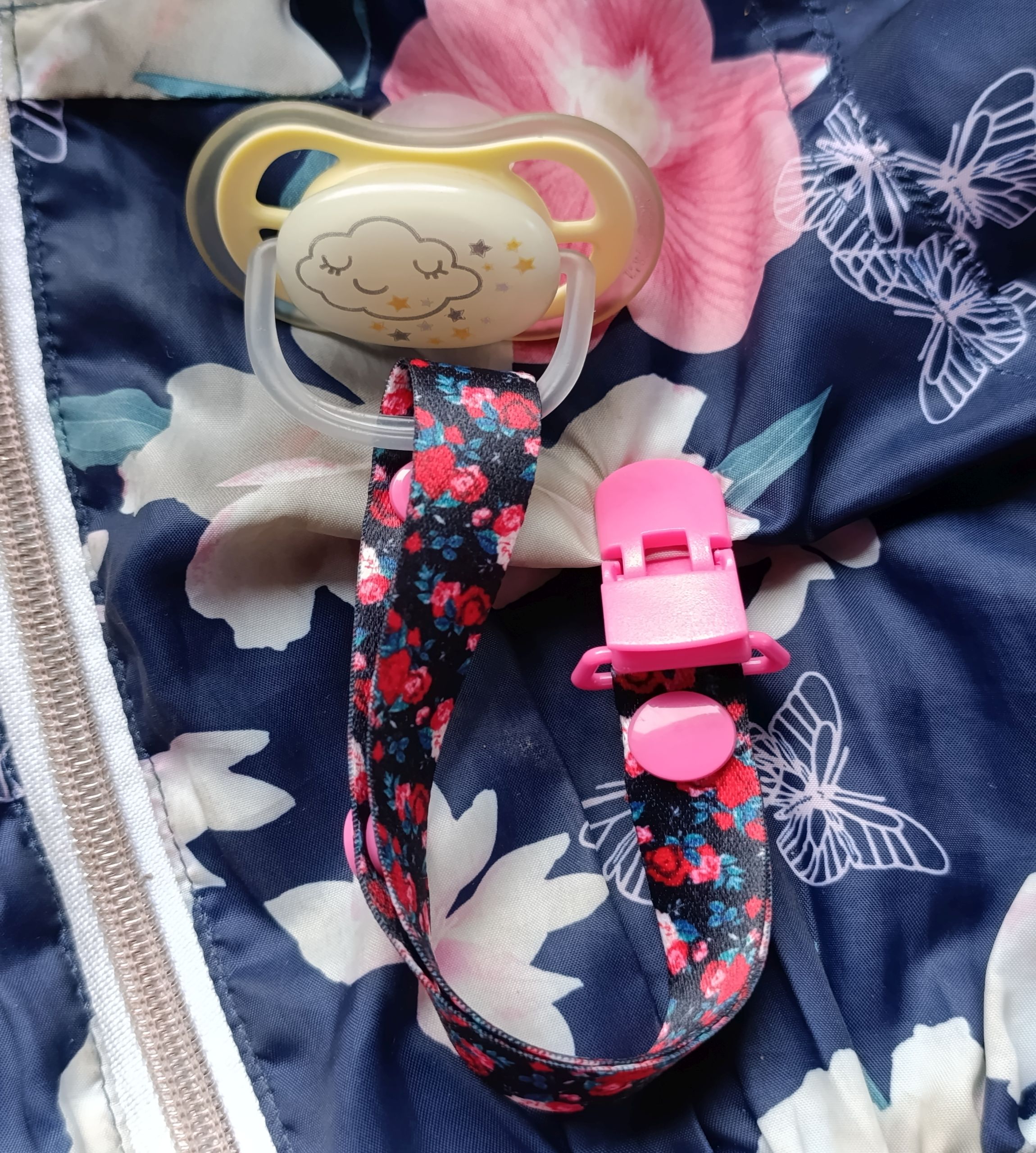 taśma do smoczka wzór róże na ciemnym tle detale materiału