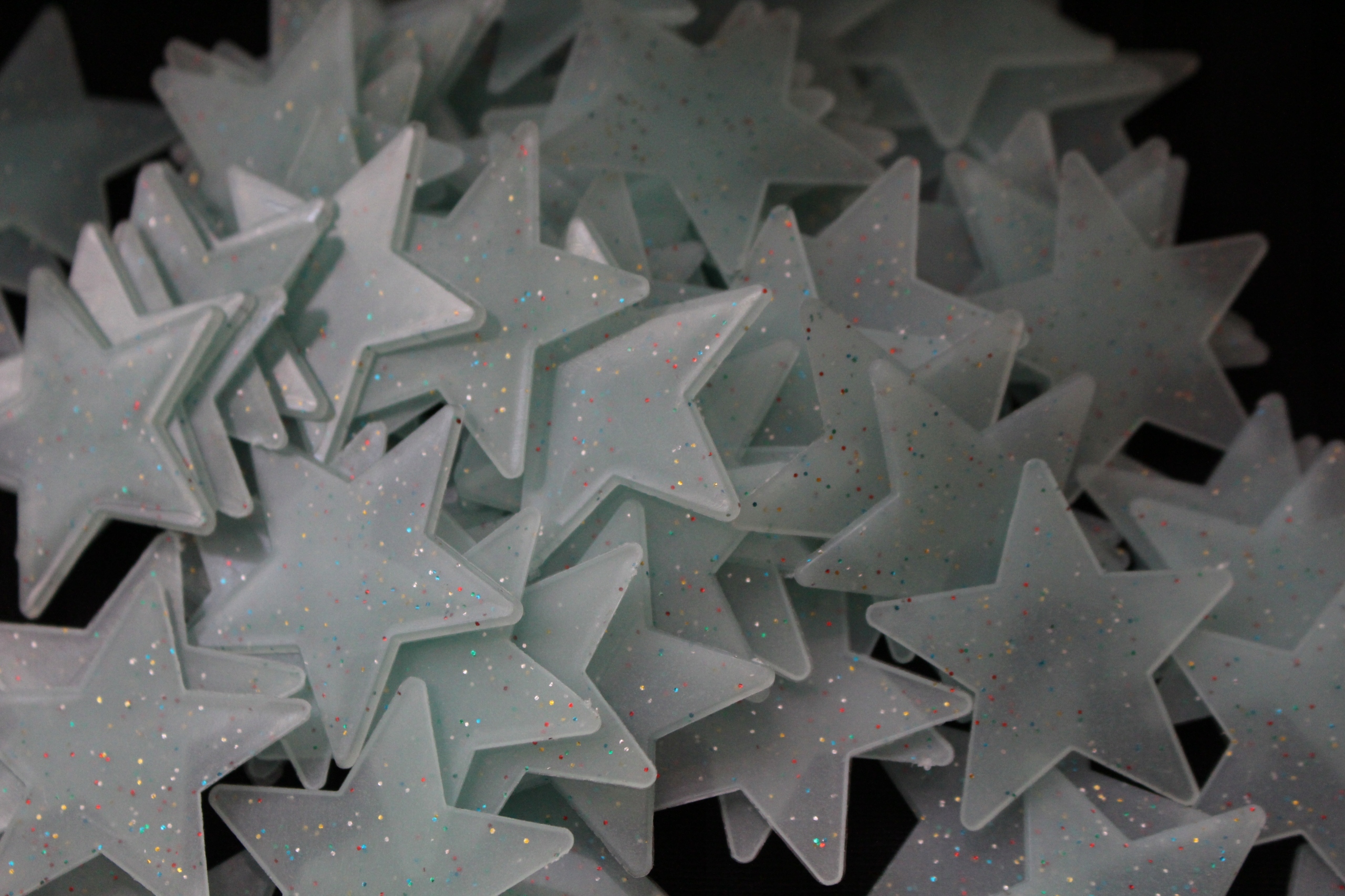 gwiazdki fluorescencyjne 3,5 cm 100 szt taśma dwustronna montaż sufit ściana