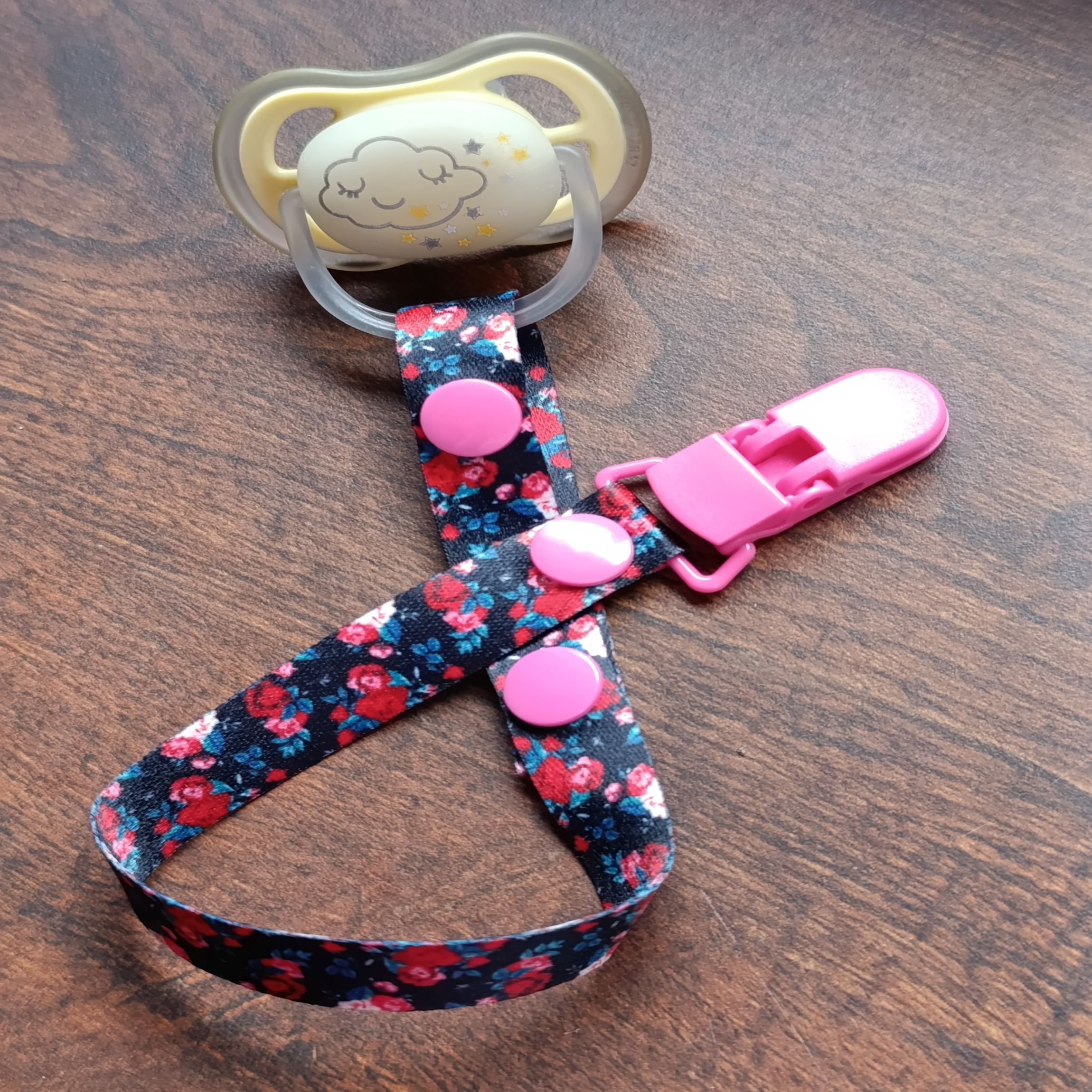 zawieszka do smoczka róże klips krokodylek delikatny dla tkanin