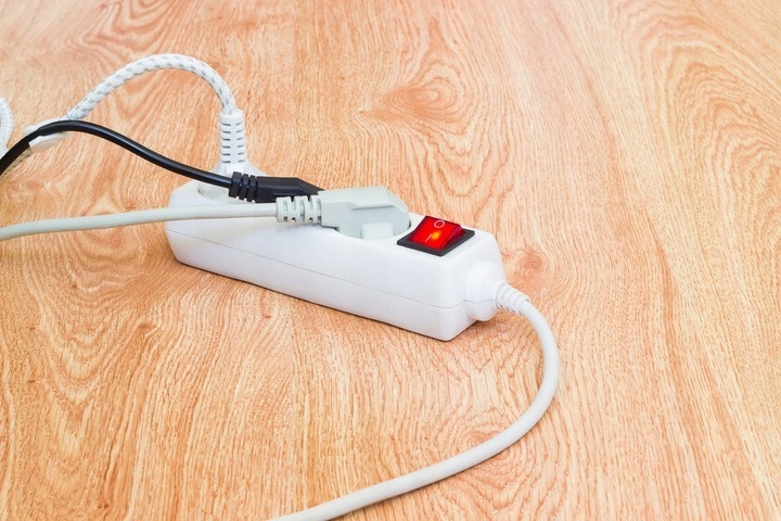 Zestaw: przedłużacz 4 gniazda z przewodem 3m i wyłącznikiem